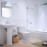 Pavimento in legno nel bagno di una casa privata