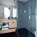 Cabina doccia nell'angolo del bagno