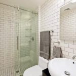 Grande specchio sul lavabo bianco