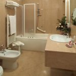 Colore marrone nell'interno del bagno