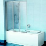 Piccolo bagno con doccia e tenda di plastica