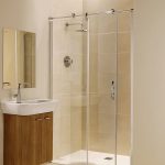 Mobile sospeso con finitura in legno