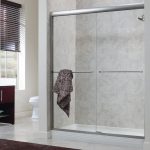Parete divisoria in vetro in un bagno minimalista
