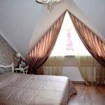 Tende da camera per una finestra triangolare della soffitta