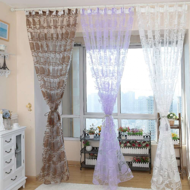 Tre tende di organza di diverse tonalità