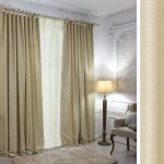 Tende dritte alla finestra del soggiorno in una casa privata