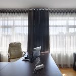 Le tende con occhielli possono essere utilizzate in ufficio