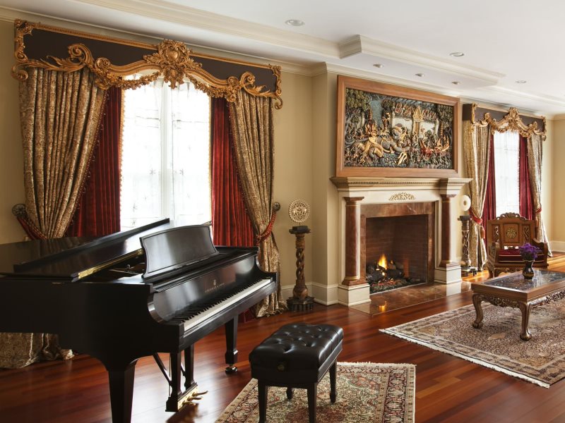 Tende con un lambrequin duro in un soggiorno con un pianoforte