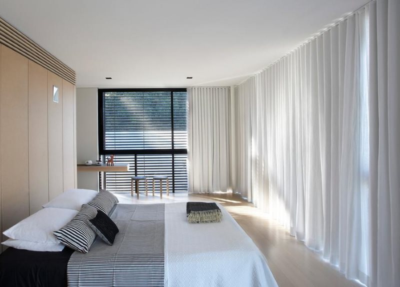 Decorare una camera da letto con tende in stile minimalista