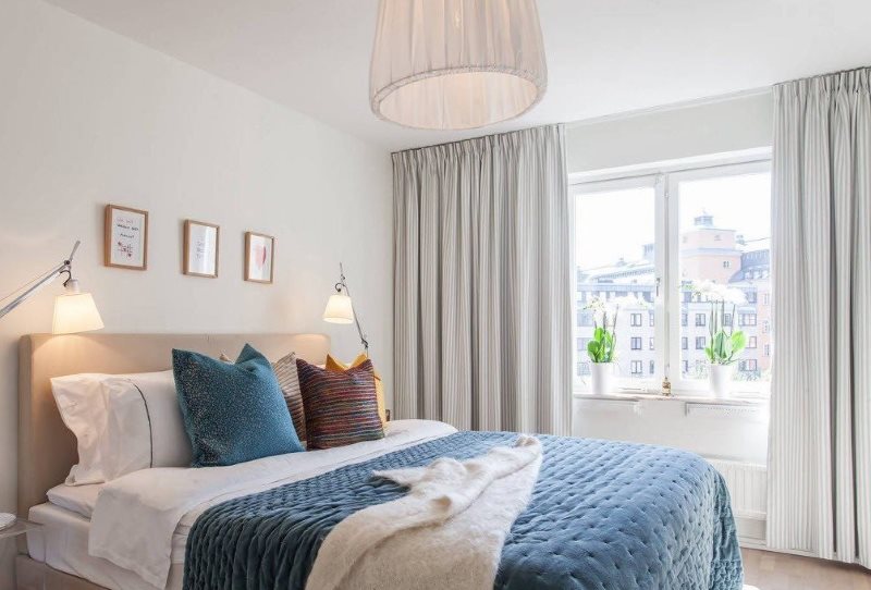 Tende luminose all'interno della camera da letto