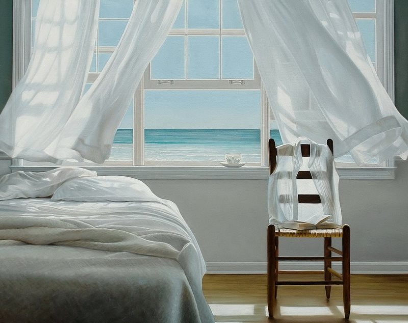 Tende leggere e pulite alla finestra della camera da letto