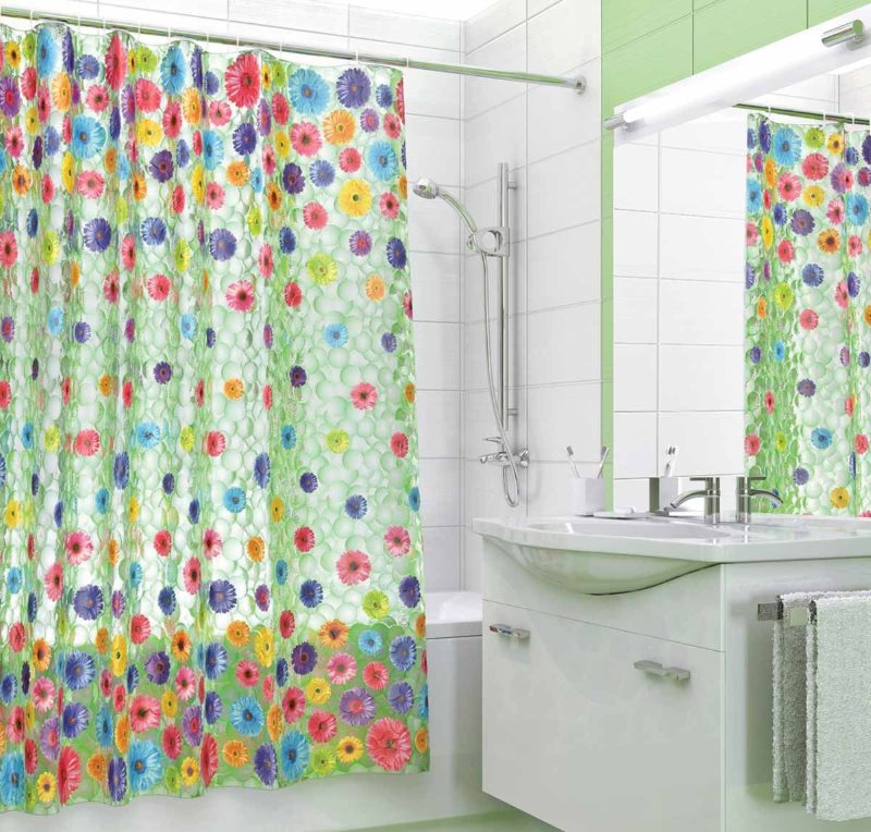 Tenda in silicone brillante in un piccolo bagno