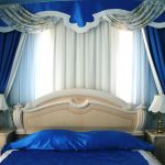 Lambrequin rigido blu e bianco per una camera da letto elegante