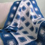 Coperta granny square all'uncinetto blu e azzurro
