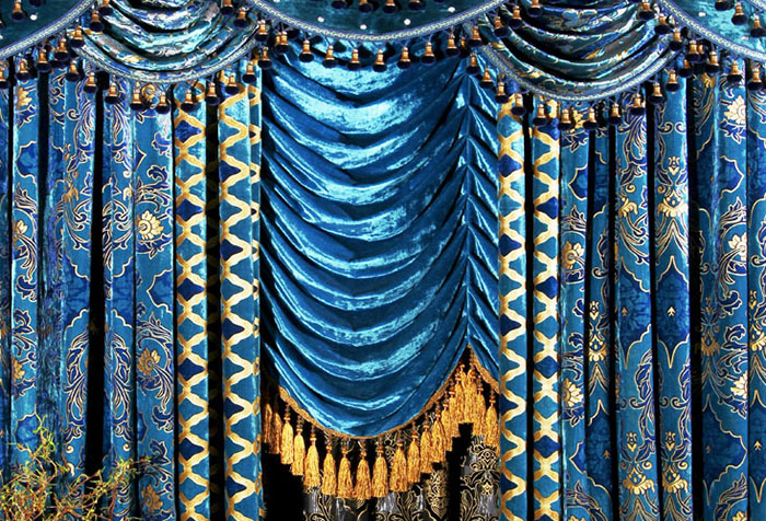 Tende blu e oro con un elegante manto di lana