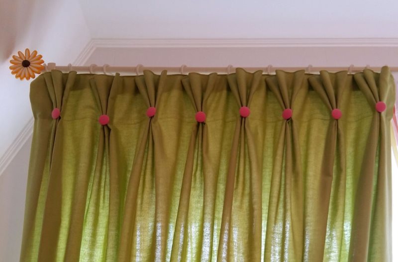 Tenda verde chiaro con bottoni rosa sulle arricciature