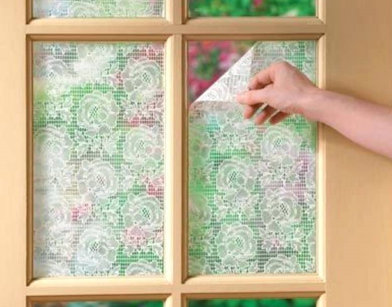Rimozione di un pezzo di tulle dal vetro di una cornice di legno