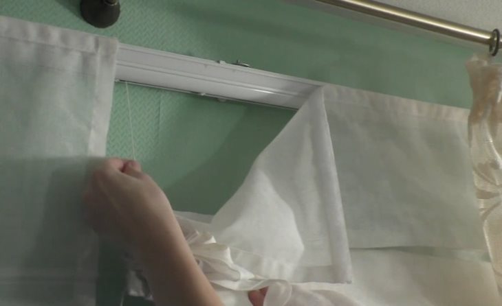Rimozione di una tenda romana per il lavaggio in lavatrice