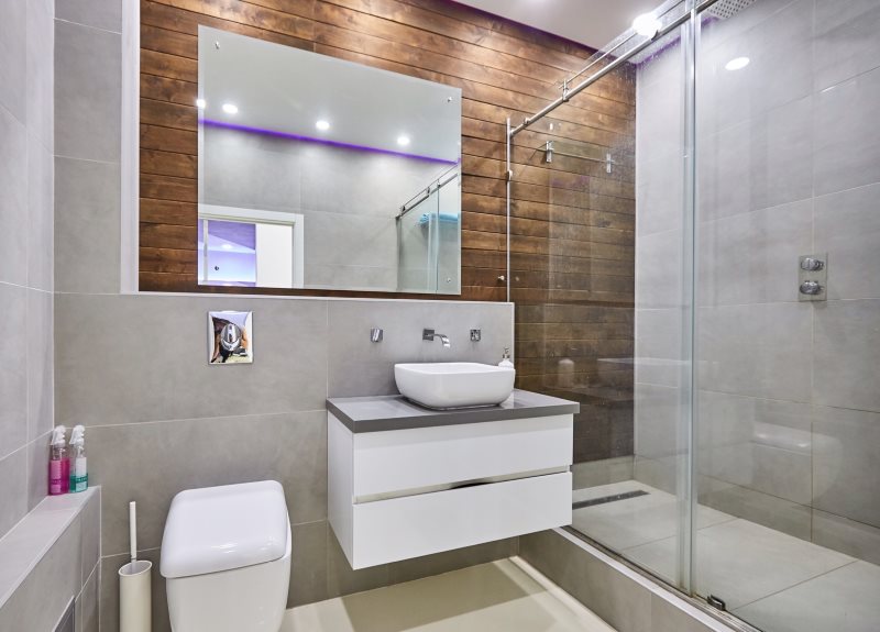 Parete scorrevole in un bagno in stile moderno