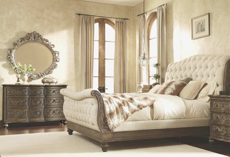 Tende su una cornice rotonda in una camera da letto in stile barocco