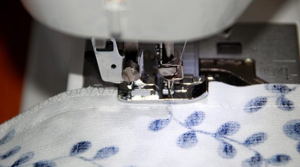 Cucire insieme il cuscino partendo dai 3 bordi rimanenti