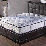 Materasso trapuntato con bottoni per letto matrimoniale