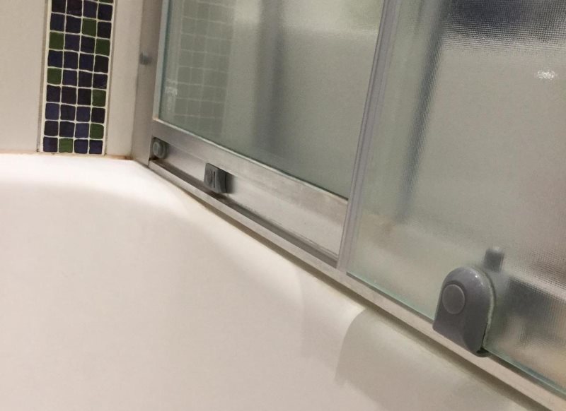 Superficie satinata dei pannelli delle tende in vetro del bagno