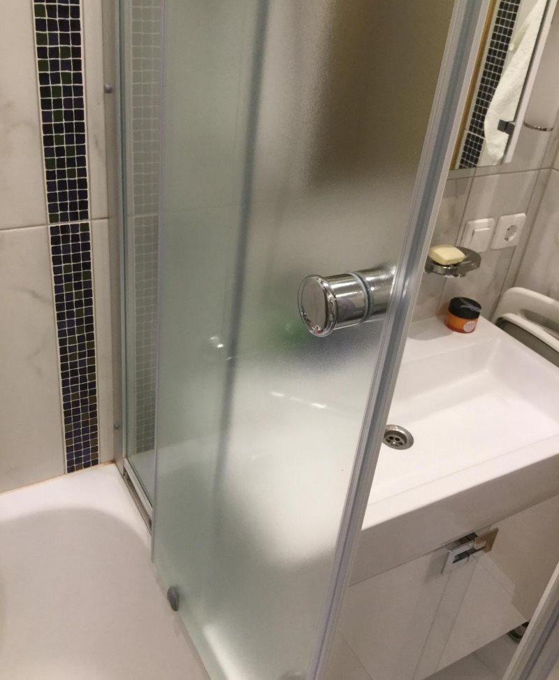 Profilo in alluminio sulla tenda da doccia in vetro nel bagno