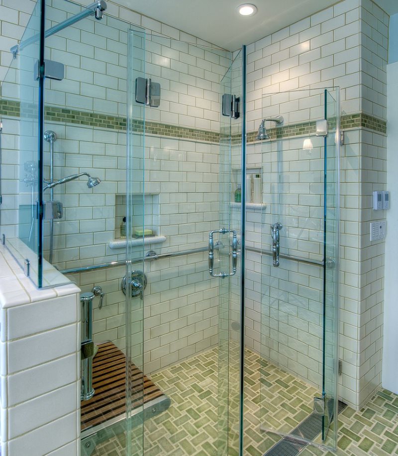 Porte in vetro in un bagno con cabina doccia