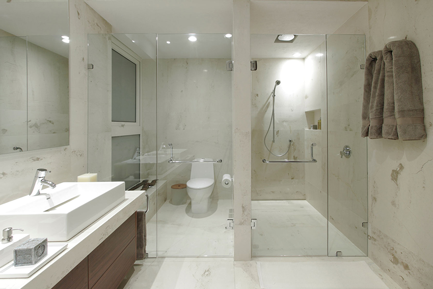 Due pareti divisorie in vetro in un bagno combinato