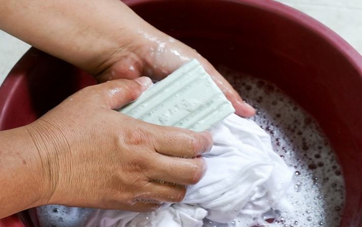 Lavare il tulle bianco con il detersivo per bucato