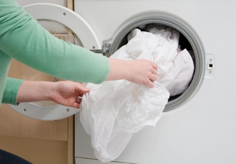 Inserimento delle tende nel cestello della lavatrice