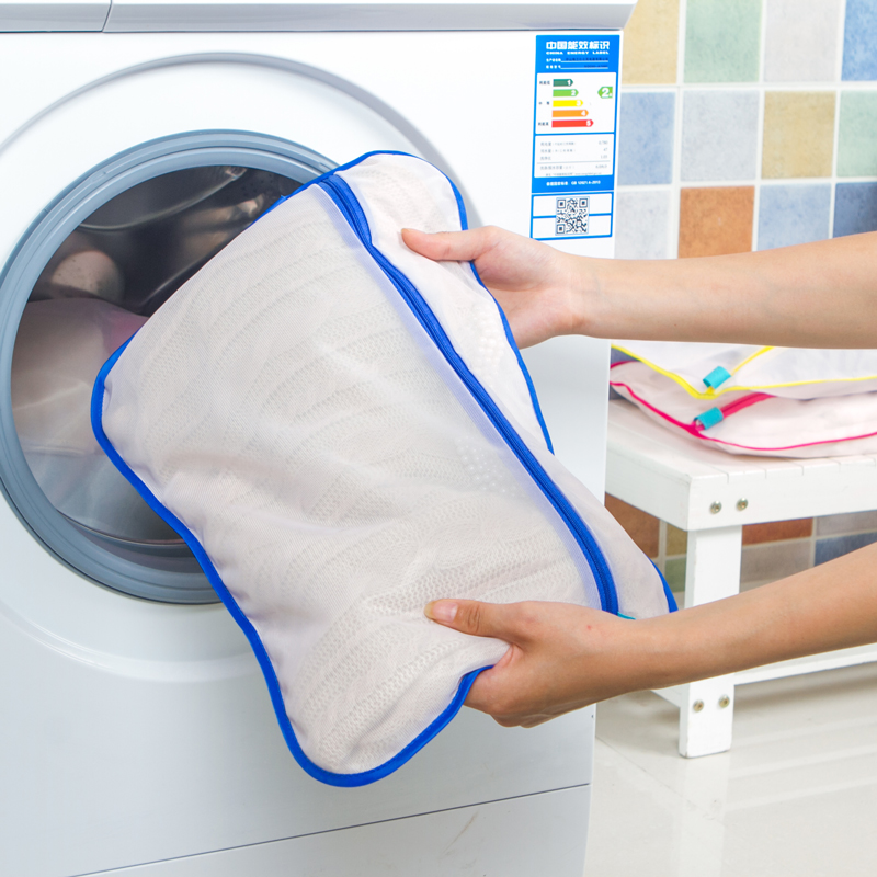 Caricamento del tulle nel cestello di una lavatrice automatica in un sacchetto per il bucato