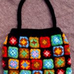 Borsa realizzata con piccoli quadrati all'uncinetto