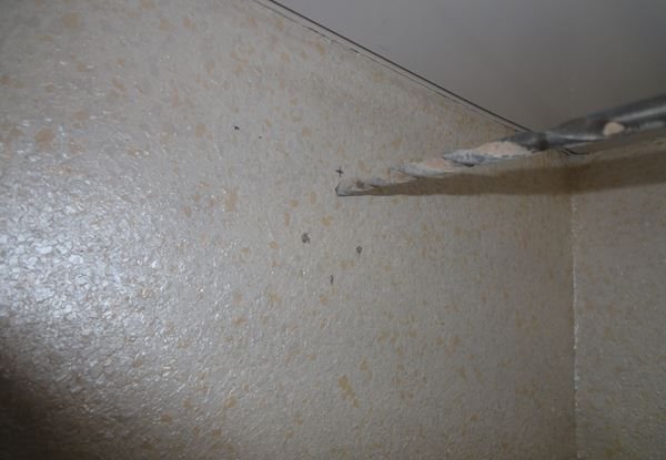 Forare il muro per l'asta della tenda