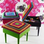 Sgabelli segreti decorati con coperte a quadrati della nonna