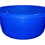 Bacinella di plastica blu senza maniglie