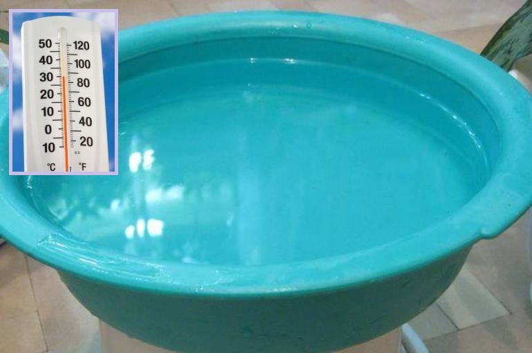 Bacinella di plastica con acqua per sbiancare il tulle di organza