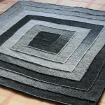 Coperta-tappeto scuro con tecnica a 10 anelli