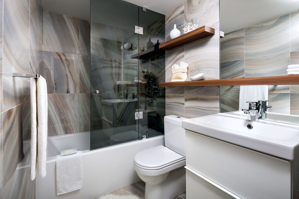Interno di un bagno alla moda con tenda in vetro