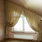 Finestra trapezoidale con tende asimmetriche