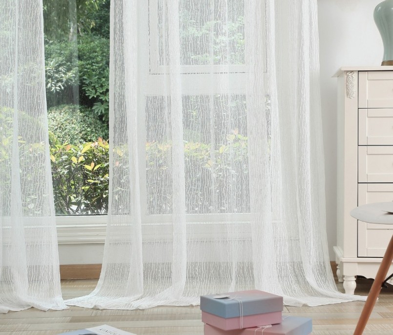 Tenda semitrasparente realizzata in delicato tulle