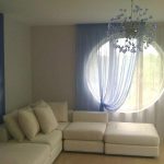 Tulle blu e tenda per soggiorno con finestra rotonda