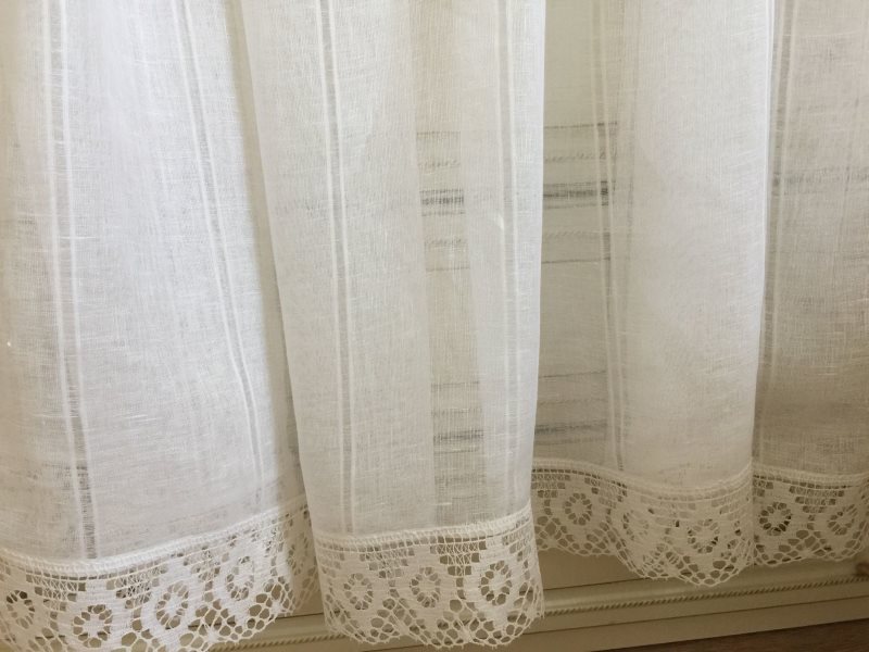 Tulle di lino con rifiniture in pizzo