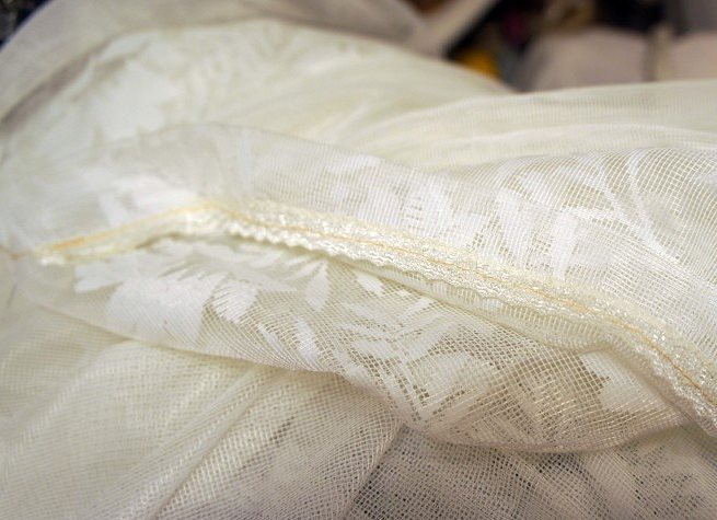 Vecchio tulle di nylon ingiallito