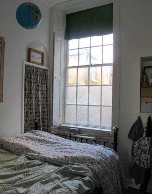 Finestra della camera da letto con tulle sul vetro