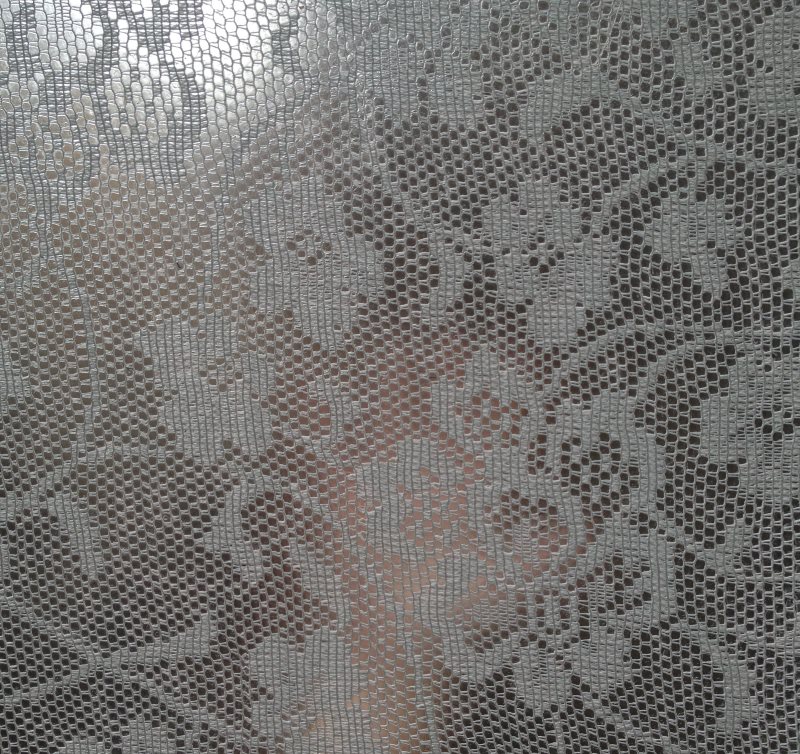 Vetro con tulle bianco incollato