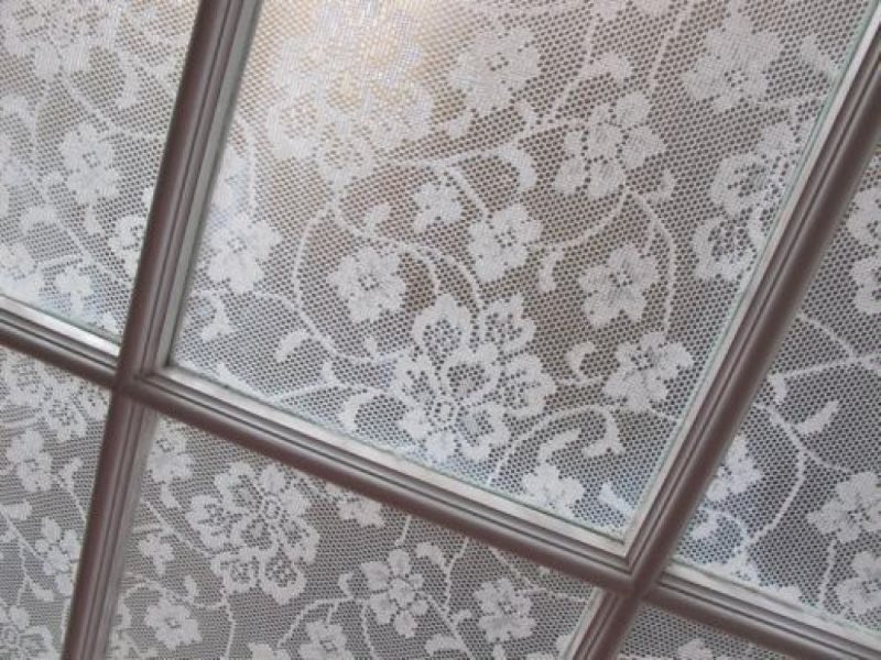 Decorazione fai da te per vetri di finestre con tulle di pizzo