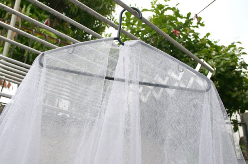 Asciugatura del tulle su grucce dopo lo sbiancamento in verde brillante