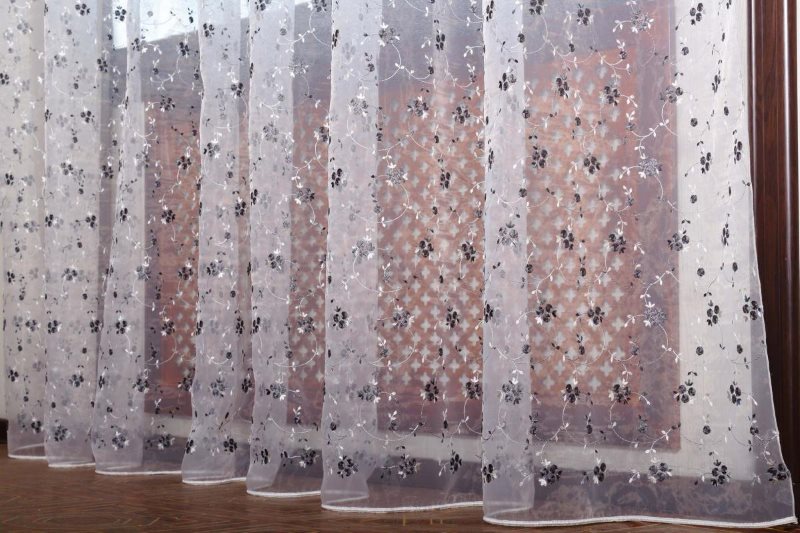 Bellissimo tulle di organza sulla finestra del soggiorno